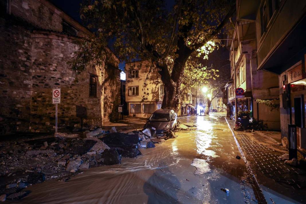 Bursa'da sel kabusu: Evleri su bastı, araçlar sürüklendi 11